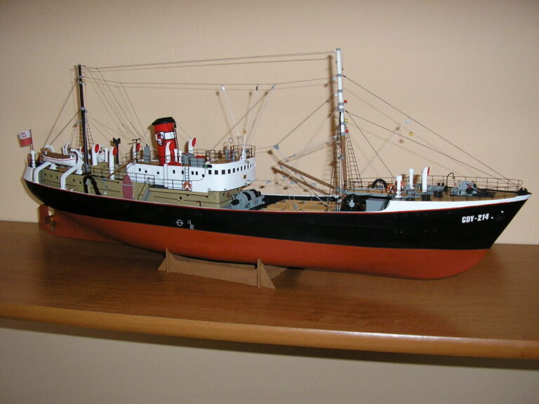 Model kartonowy trawlera typu B-10 GDY-214 Radomka (www.kartonowki.pl).